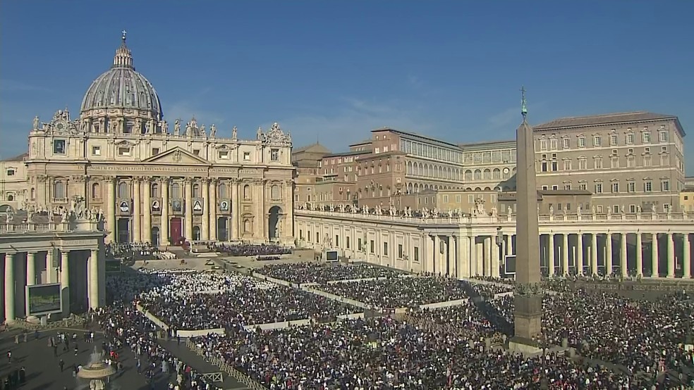 Praça de São Pedro, no Vaticano, lotada de fiéis antes do início da missa de canonização de Irmã Dulce — Foto: Reprodução/GloboNews