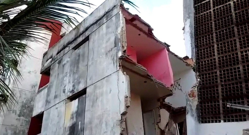 Prédio no bairro de Jardim Fragoso, em Olinda, partiu ao meio na noite de quinta (10) (Foto: Reprodução/TV Globo)