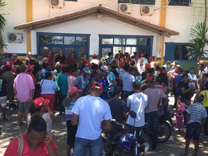 Integrantes do MST na prefeitura de Prado, no sul da Bahia (Foto: Prado Online)