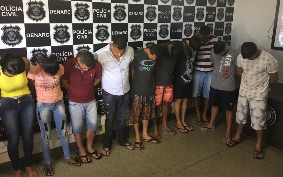 Polícia prende suspeitos de tráfico de droga durante operação em Goiânia (Foto: Sílvio Túlio/G1)