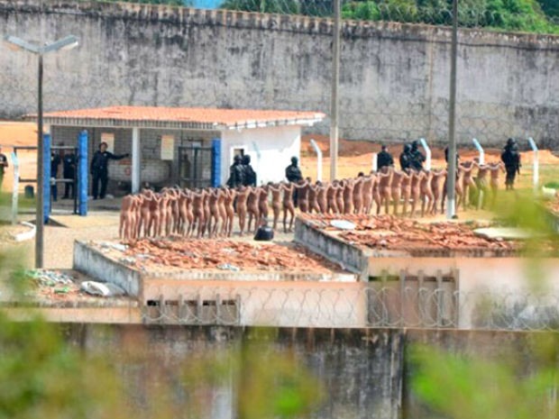 Polícia faz revistde presos (Foto: Adriano Abreu/Tribuna do Norte)