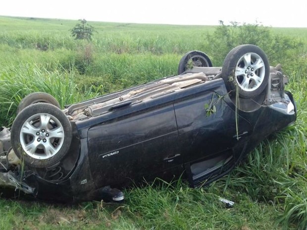 Médico capotou carro na BR-324 após desobedecer ordem de parada da PRF (Foto: Divulgação / PRF)