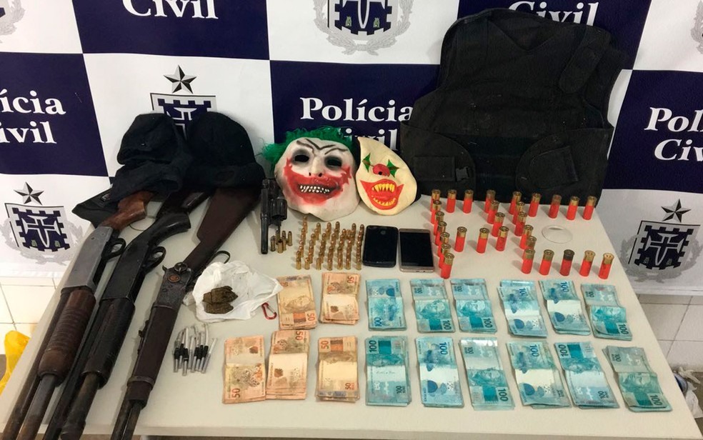 Assaltantes foram presos com máscaras de palhaço e mais de R$ 16 mil em espécie (Foto: Divulgação/Polícia Civil)