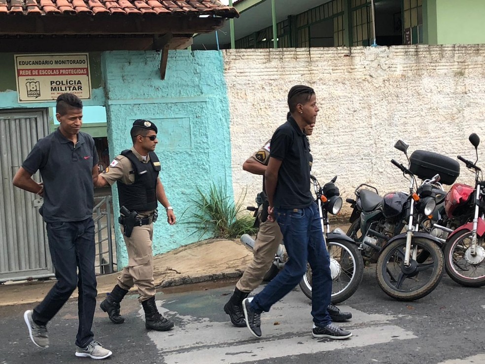 IrmÃ£os foram presos com ponto eletrÃ´nico durante prova do Enem em Montes Claros â?? Foto: Juliana Gorayeb/G1