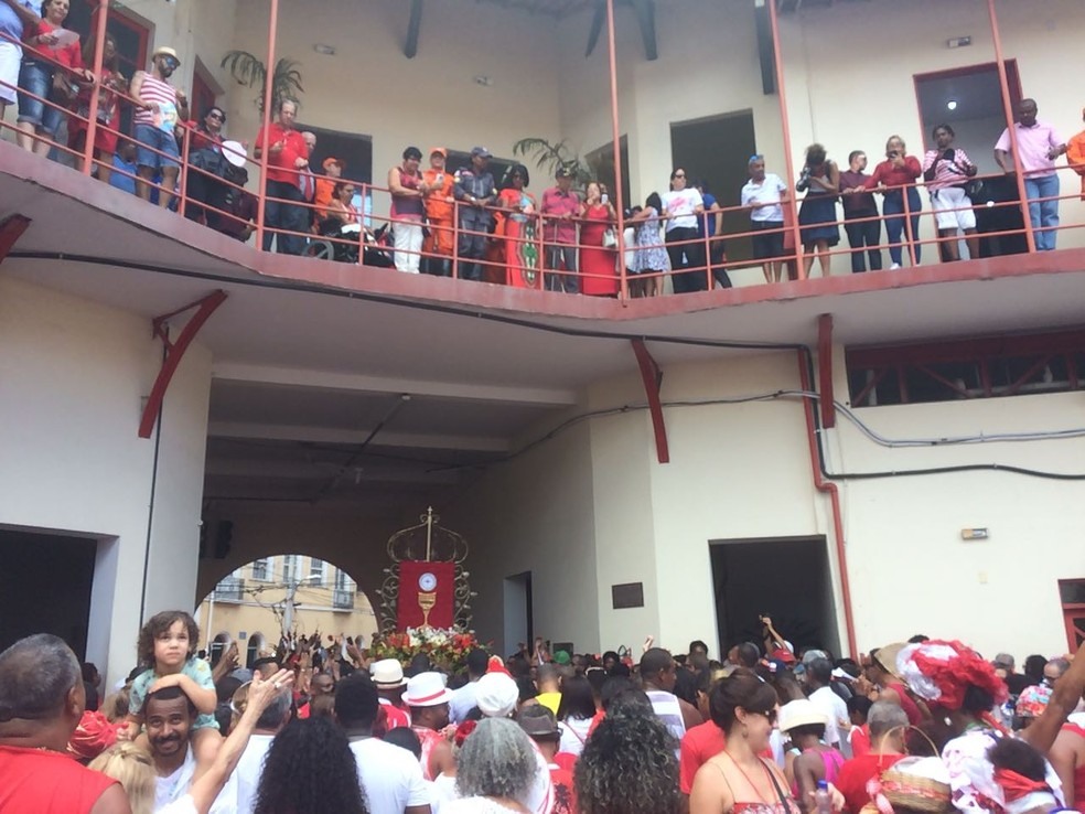 Um dos pontos altos da festa é a saudação no Quartel do Corpo de Bombeiros, já que Santa Bárbara é considerada a padroeira da corporação (Foto: Henrique Mendes/G1)