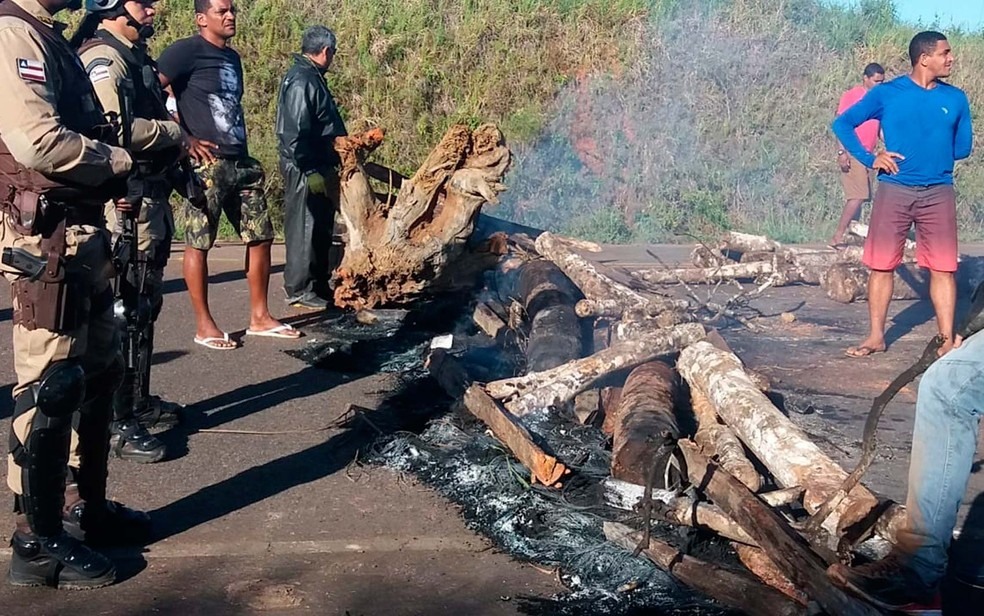 Grupo fechou rodovia em protesto contra buracos e lama na BR-030, no sul da Bahia na manhÃ£ desta segunda-feira (Foto: DivulgaÃ§Ã£o/PRE)