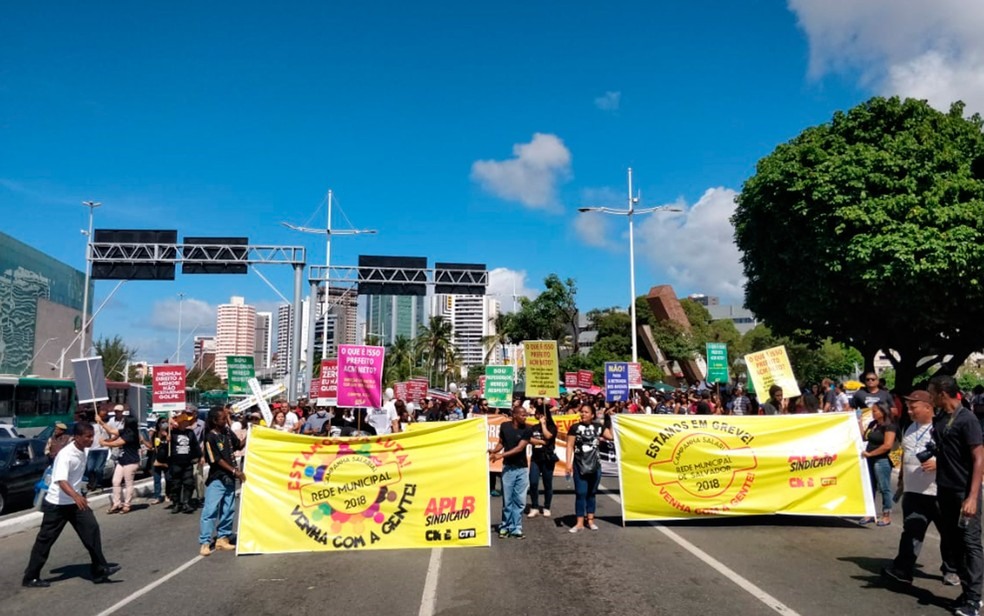 Professores e servidores municipais fazem protesto em Salvador (Foto: Egi Santana/G1)