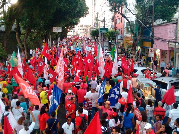 Resultado de imagem para fotos de passeata da esquerda em salvador