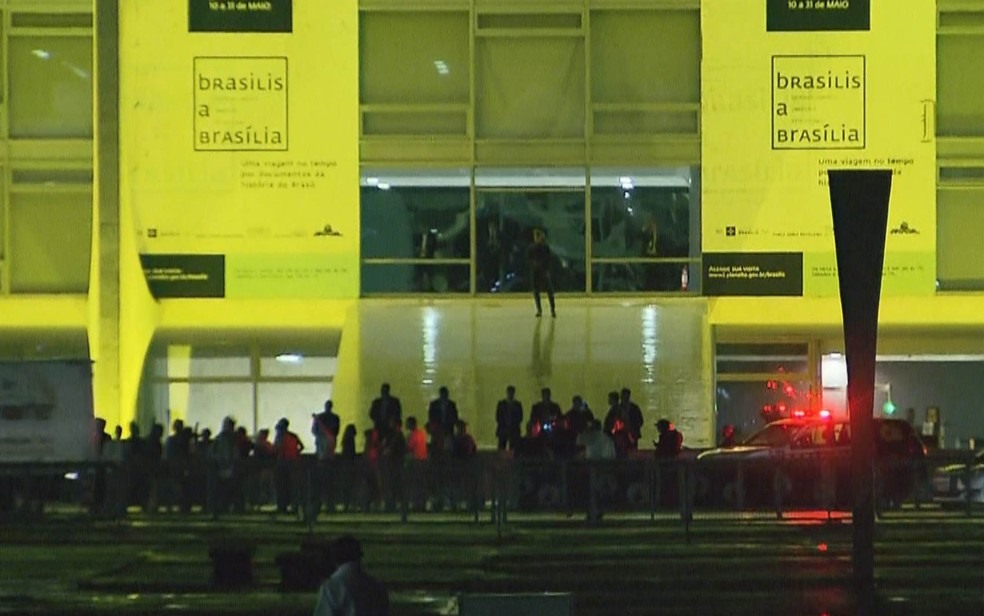 Grupo se reúne em frente ao Palácio do Planalto, em ato contra presidente Michel Temer (Foto: TV Globo/Reprodução)