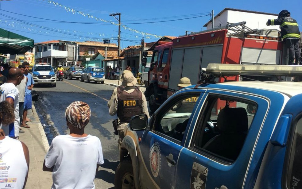 Moradores fizeram protesto na manhÃ£ desta terÃ§a-feira (3), em CamaÃ§ari (Foto: Ivair Silva / Arquivo Pessoal)