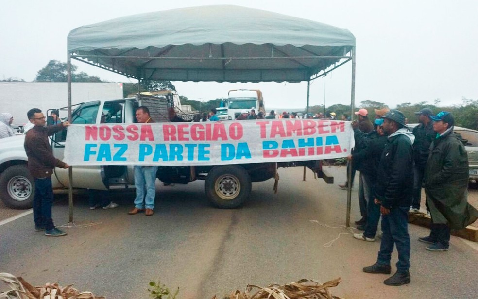 Grupo protesta por melhoria em estrada (Foto:  Divulgação/Polícia Rodoviária Estadual)