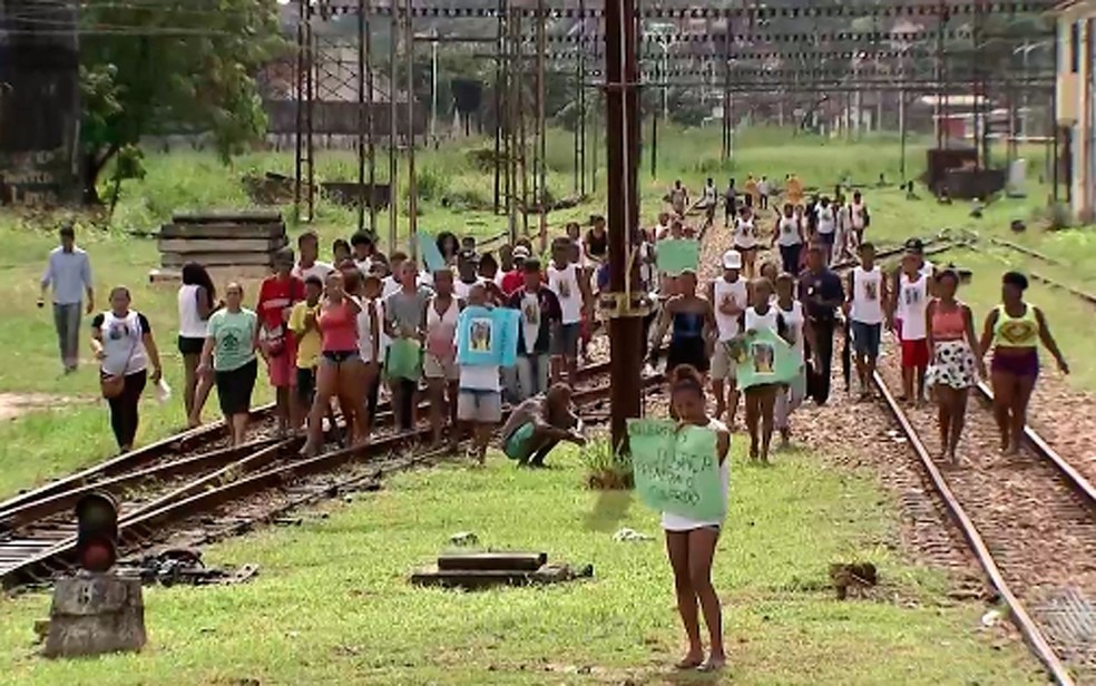 Familiares de adolescentes mortos em estaÃ§Ã£o fizeram protesto apÃ³s o crime para pedir justiÃ§a (Foto: ReproduÃ§Ã£o/ TV Bahia)