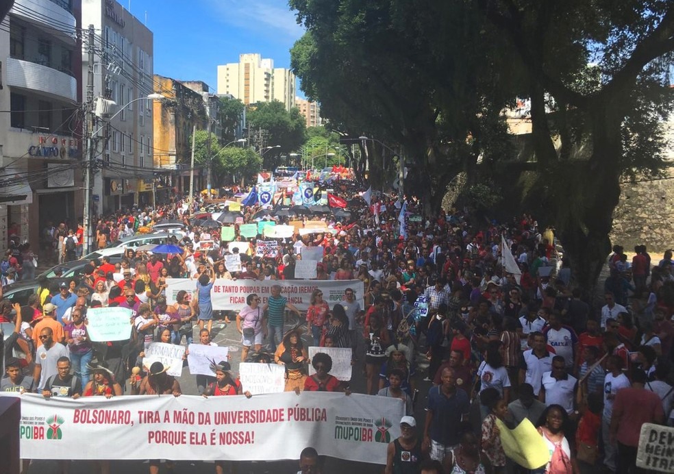 Salvador, Ã s 11h: manifestantes realizam passeata no centro da capital baiana em protesto contra cortes de verbas da educaÃ§Ã£o â?? Foto: Maiana Belo/G1 Bahia