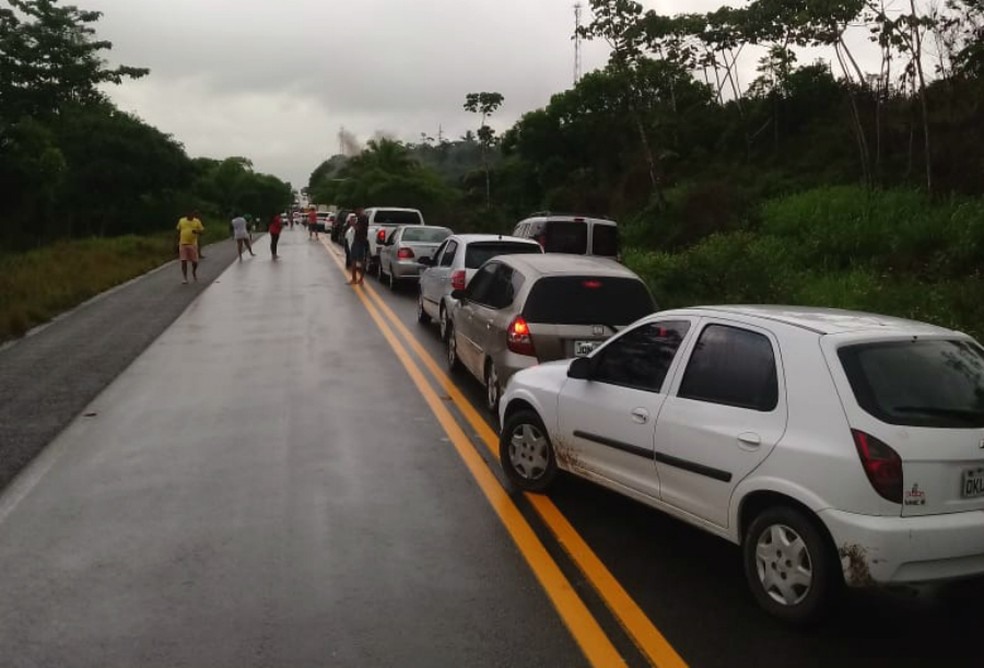 ManifestaÃ§Ã£o deixa trÃ¢nsito parado na BA_001 â?? Foto: DivulgaÃ§Ã£o/PolÃ­cia Militar