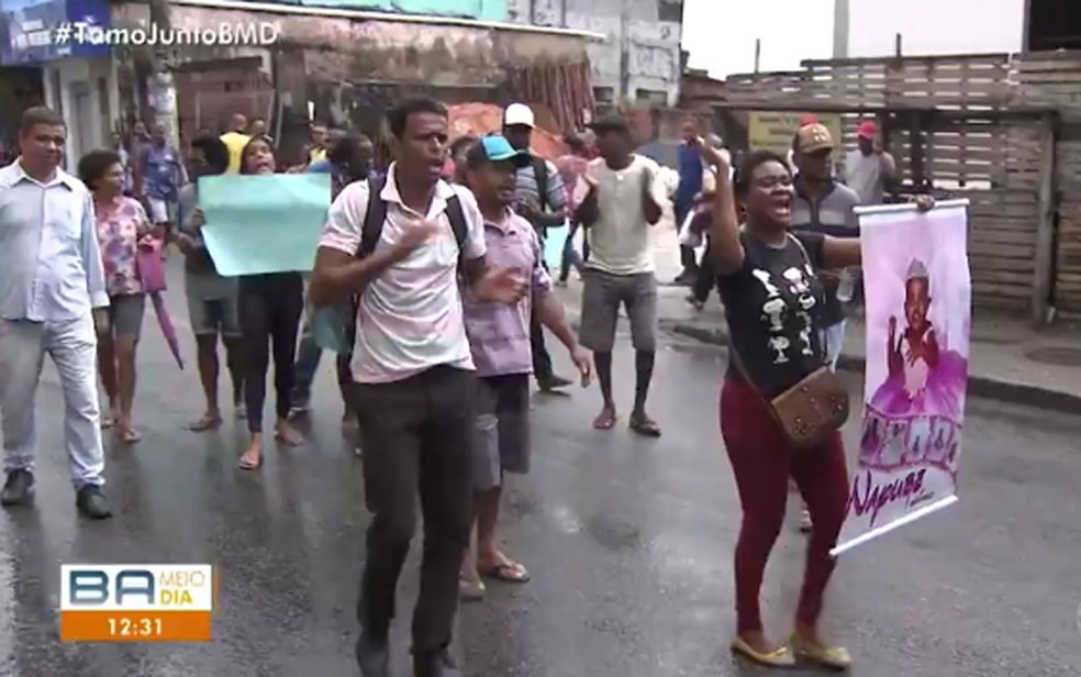 Familiares de bebÃª morta apÃ³s ser atropelada fazem protesto em Salvador â?? Foto: ReproduÃ§Ã£o/TV Bahia