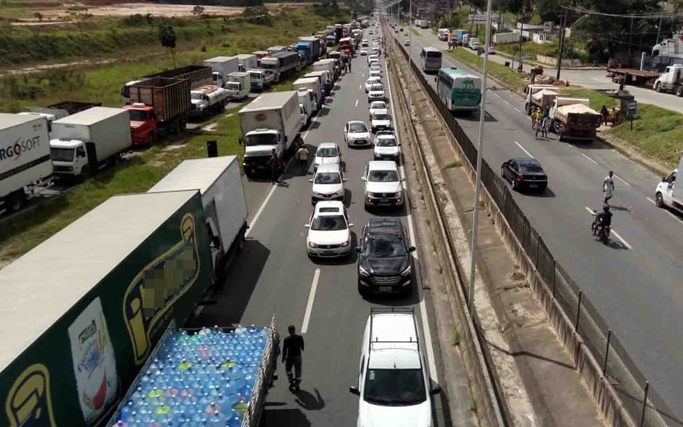 Protesto fechou parcialmente pista da BR-324, deixando trÃ¡fego lento (Foto: Vanderson Nascimento/ TV Bahia)