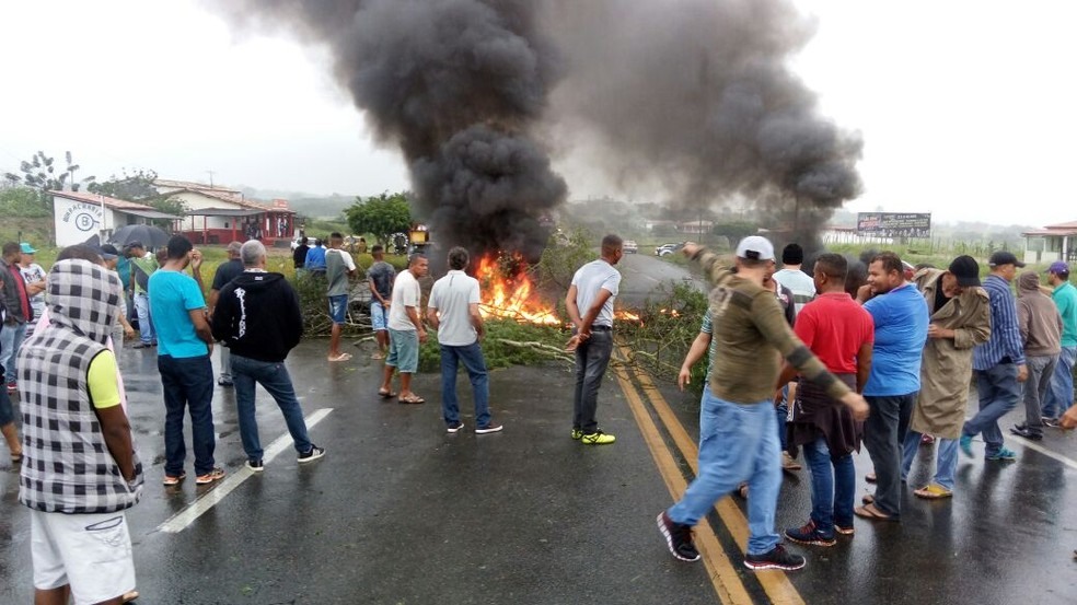 Protesto na Estrada do Feijão, região de Feira de Santana, na manhã desta segunda-feira (Foto: Aldo Matos/Acorda Cidade)