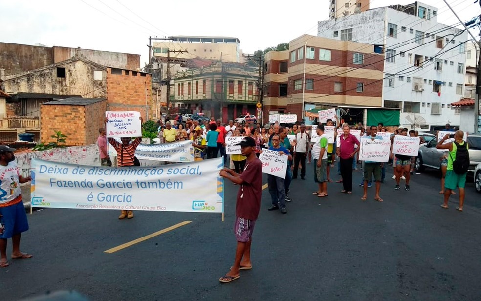 Moradores protestam no bairro do Garcia, em Salvador (Foto: Ramon Ferraz/TV Bahia)