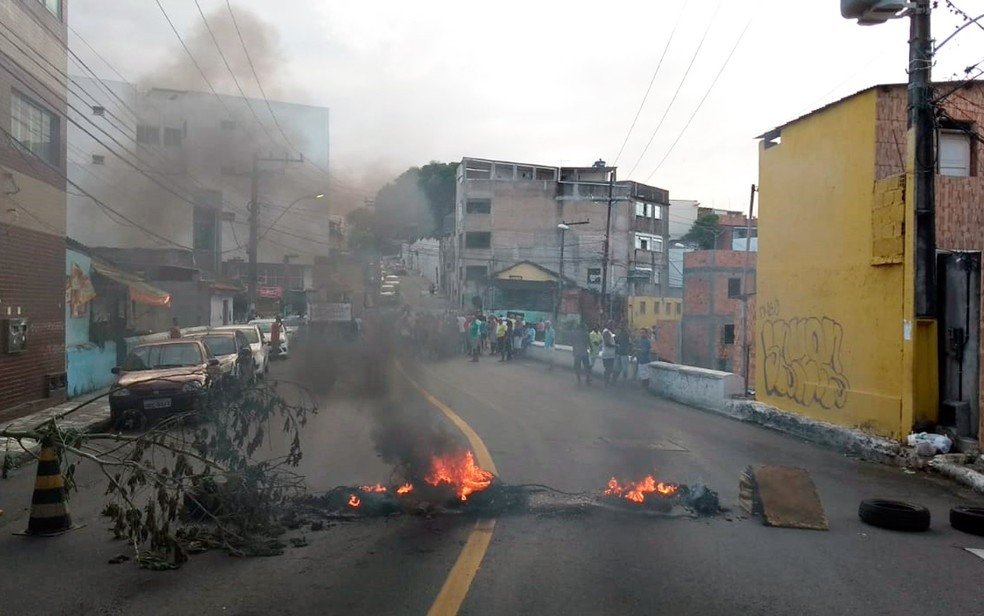 Galhos de Ã¡rvores foram queimados na pista  (Foto: Ramon Ferraz/TV Bahia)