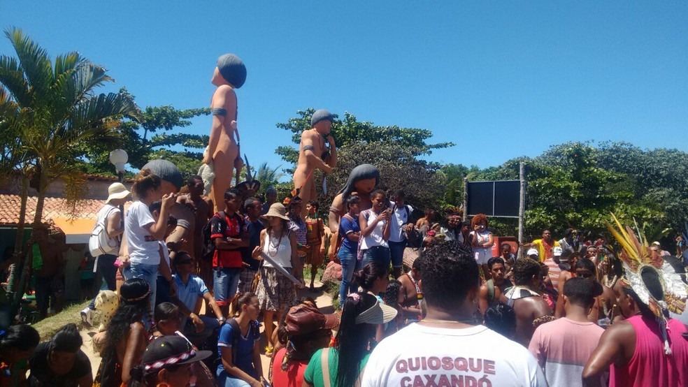 Protesto de indígenas em Santa Cruz Cabrália (Foto: Taísa Moura/TV Santa Cruz)