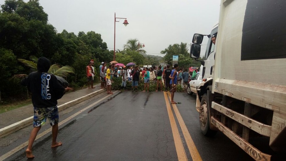 Moradores de comunidade em Mata de São João bloqueiam BA-099 durante manifestação (Foto: Arquivo Pessoal)