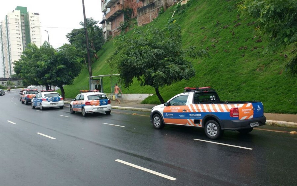 Agentes de trÃ¢nsito fizeram carreata dos Barris atÃ© a CÃ¢mara de Salvador, nesta segunda-feira (70 (Foto: DivulgaÃ§Ã£o/ Astram)