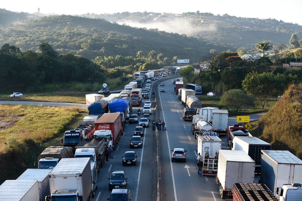 Caminhoneiros protestam na BR-262, em Juatuba, na Grande Belo Horizonte, nesta segunda (21) contra o preÃ§o do diesel (Foto: DOUGLAS MAGNO/O TEMPO/ESTADÃ?O CONTEÃ?DO )