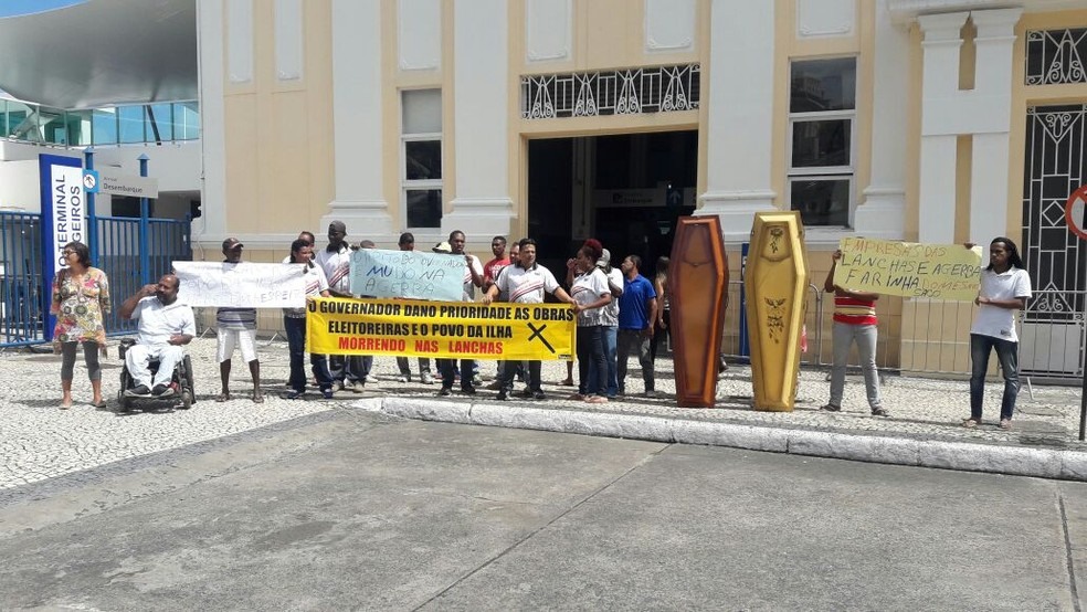 Resultado de imagem para Com caixões e cartazes, grupo pede suspensão temporária da travessia entre Salvador e Mar Grande