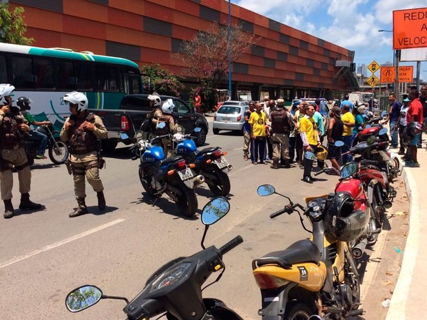 Protesto de condutores de cinquentinhas em frente ao Detran, em Salvador, na manhã desta segunda-feira (Foto: Mauro Anchieta/TV Bahia)