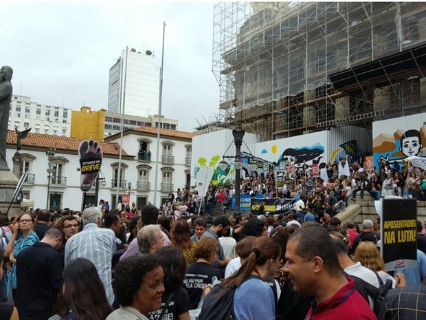 Resultado de imagem para Manifestantes protestam contra pacote de austeridade na Alerj