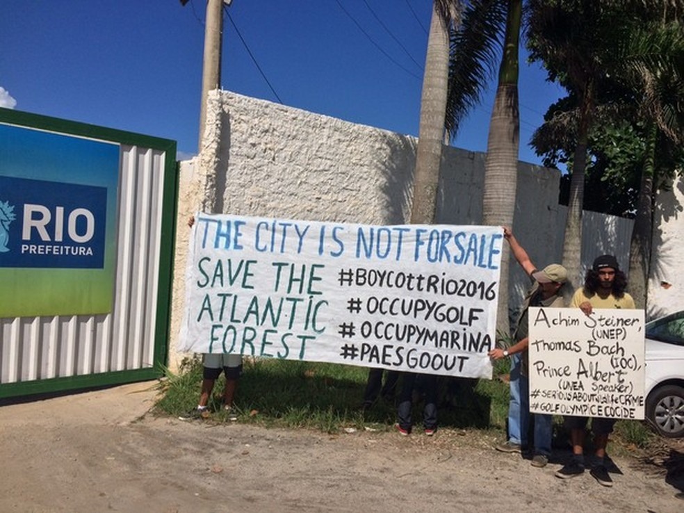 Manifestantes protestam contra construção do Campo de Golfe em 2015 (Foto: Henrique Coelho/G1)