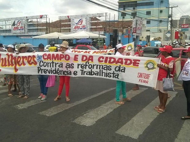 Mulheres pretendem ocupar gerência da Previdência Social, em Feira de Santana (Foto: Diego Macêdo/ TV Subaé)