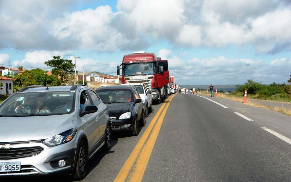 Protesto na altura da cidade de AntÃ´nio Cardoso, causou congestionamento na BR-116, na Bahia (Foto: Ed Santos/Acorda Cidade)