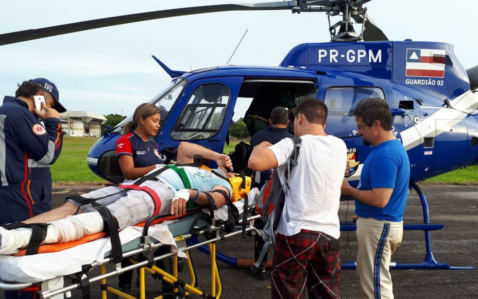 Homem fratura fêmur ao saltar de paraquedas na região da Ilha de Itaparica (Foto: Divulgação/Graer)