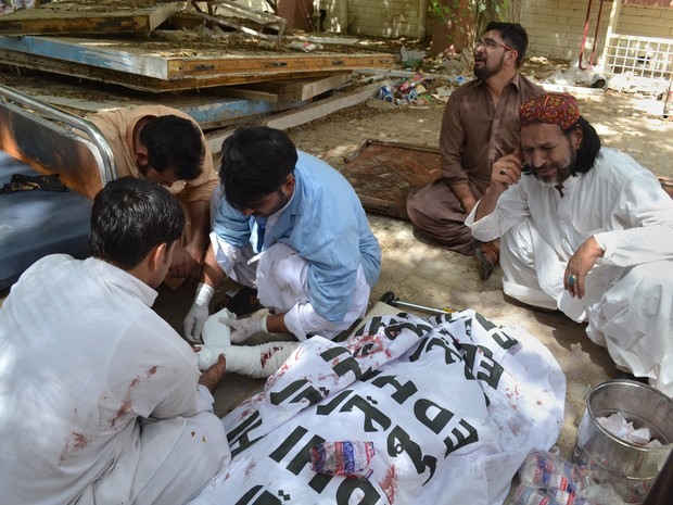 A Pakistani man mourns the death of a family member who was killed in a bomb blast, in Quetta, Pakistan, Monday, Aug. 8, 2016. A powerful bomb went off inside a government-run hospital in the southwestern city of Quetta on Monday, killing dozens of people (Foto: Arshad Butt/AP)