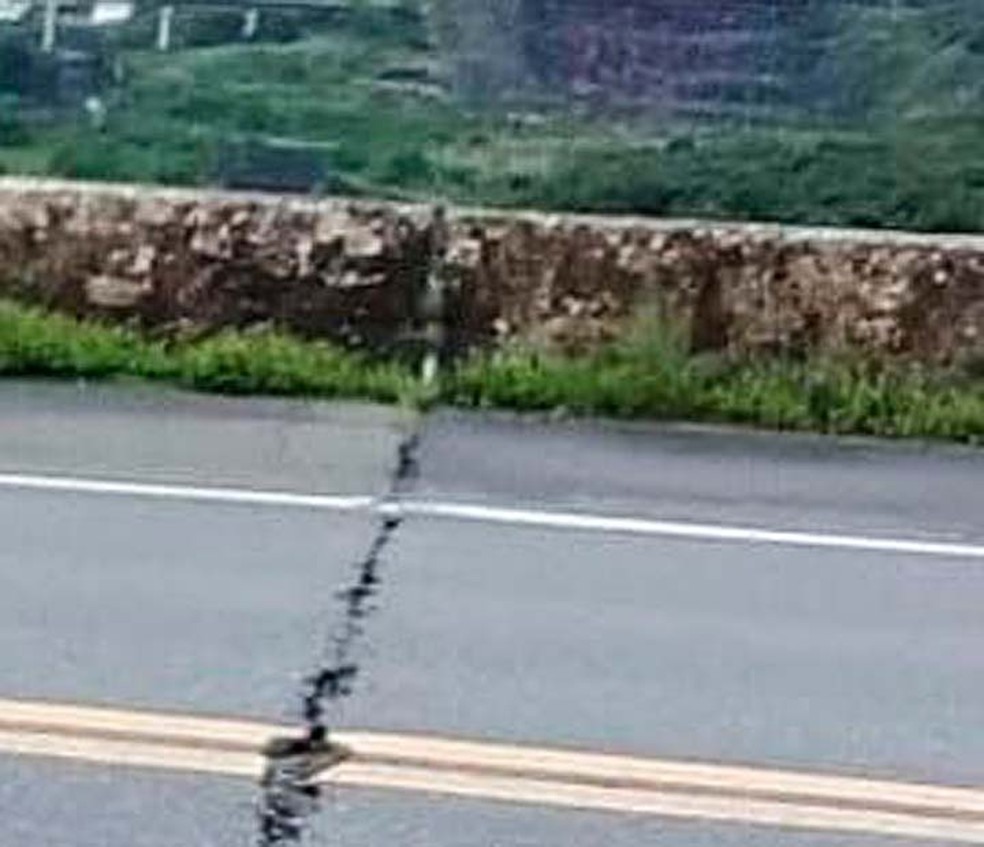 Rodovia com rachadura no recÃ´ncavo da Bahia  (Foto: ReproduÃ§Ã£o/Redes Sociais)