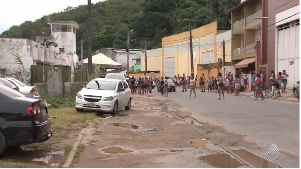 Presos se rebelam e queimam colchÃµes apÃ³s revista surpresa no presÃ­dio de IlhÃ©us (Foto: ReproduÃ§Ã£o/TV Santa Cruz)