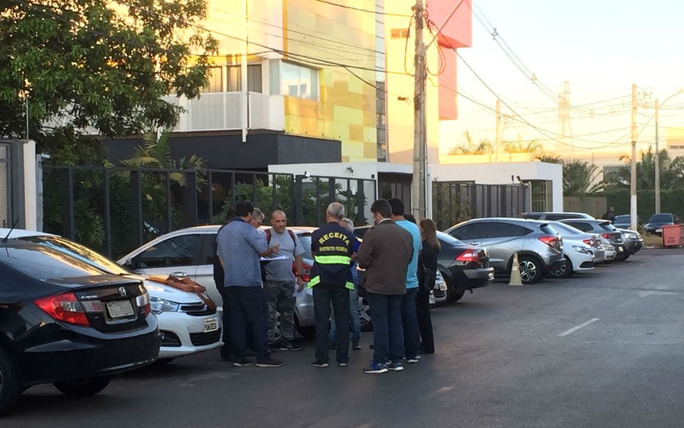 Receita Federal participa de operaÃ§Ã£o da PolÃ­cia Civil que cumpre mandados de prisÃ£o contra donos de supermercados que sonegaram, juntos, R$ 12 milhÃµes em impostos (Foto: Mara Puljiz/TV Globo)