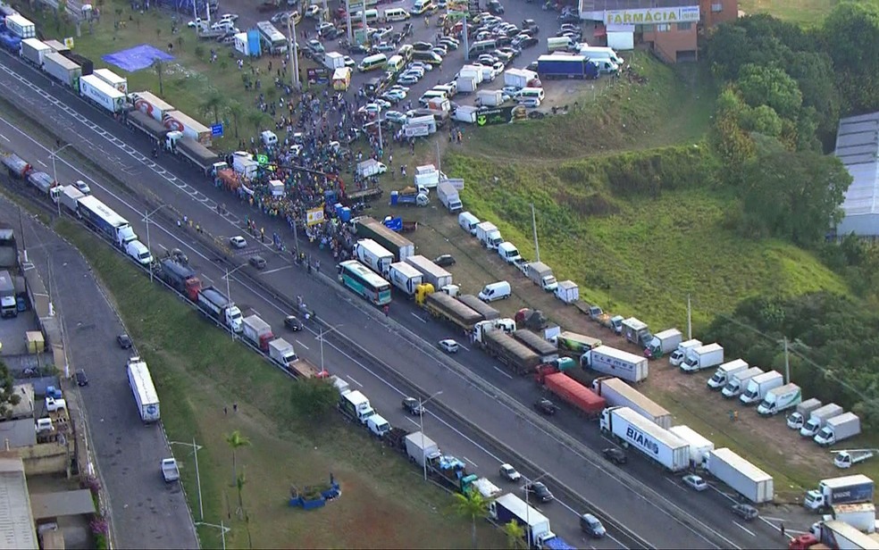 Rodovia Regis Bittencourt na altura de Embu das Artes na quinta (27) (Foto: TV Globo/ReproduÃ§Ã£o)