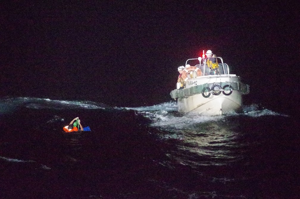 Guardas costeiros resgatam um homem após navio afundar na costa do Japão durante um tufão  — Foto: 10ª Sede Regional da Guarda Costeira / AFP