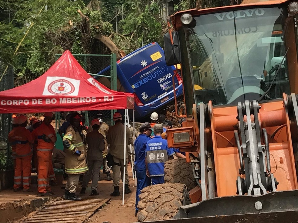 Equipes trabalham para retirar Ã´nibus atingido por deslizamento na Avenida Niemeyer â?? Foto: Alba ValÃ©ria MendonÃ§a/G1