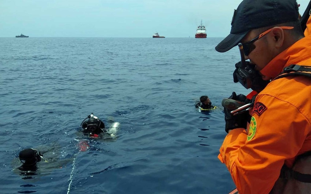 Equipes de resgate buscam destroÃ§os do voo JT-610 da Lion Air que caiu no mar na costa norte da ilha de Java, na IndonÃ©sia â?? Foto: AFP Photo