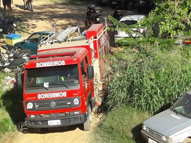 Bombeiros fazem buscas pelo corpo da vítima no local (Foto: Blogbraga / Ivonaldo Paiva)