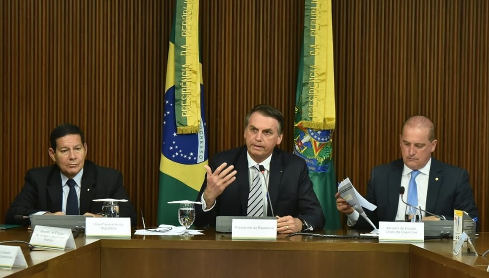 O presidente Jair Bolsonaro ao ministro Onyx Lorenzoni (Casa Civil) em reuniÃ£o ministÃ©rial; Onyx corrigiu informaÃ§Ã£o do presidente sobre aumento de IOF na primeira semana de governo â?? Foto: Rafael Carvalho/PresidÃªncia da RepÃºblica