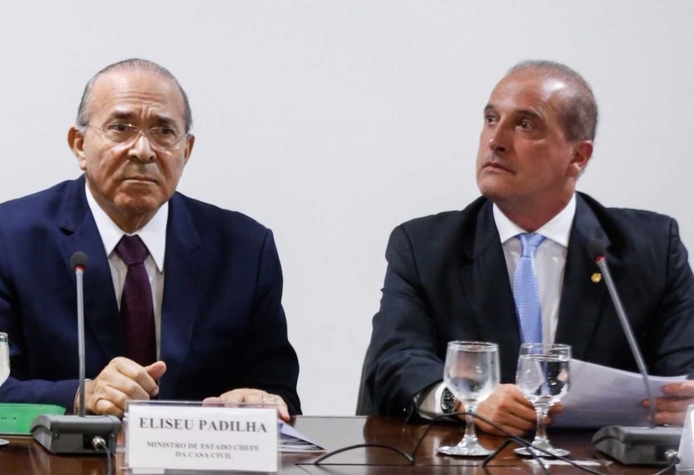 Eliseu Padilha (esq.), atual ministro da Casa Civil, e Onyx Lorenzoni (dir), futuro chefe da pasta â?? Foto: WALTERSON ROSA/FRAMEPHOTO/FRAMEPHOTO/ESTADÃ?O CONTEÃ?DO