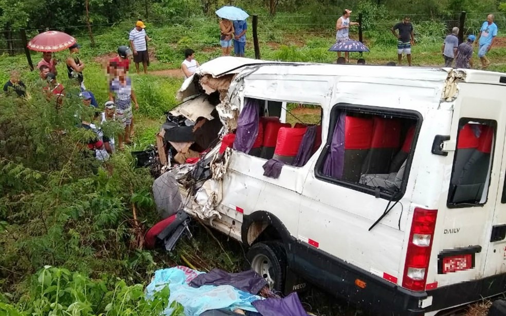 Batida entre van e carreta deixa ao menos trÃªs mortos em RiachÃ£o das Neves â?? Foto: Portal Bahia 10