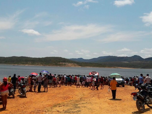 Bombeiros fazem buscam por desaparecidos após canoa afundar em Rio de Contas, na Bahia (Foto: Polícia Militar / Divulgação)