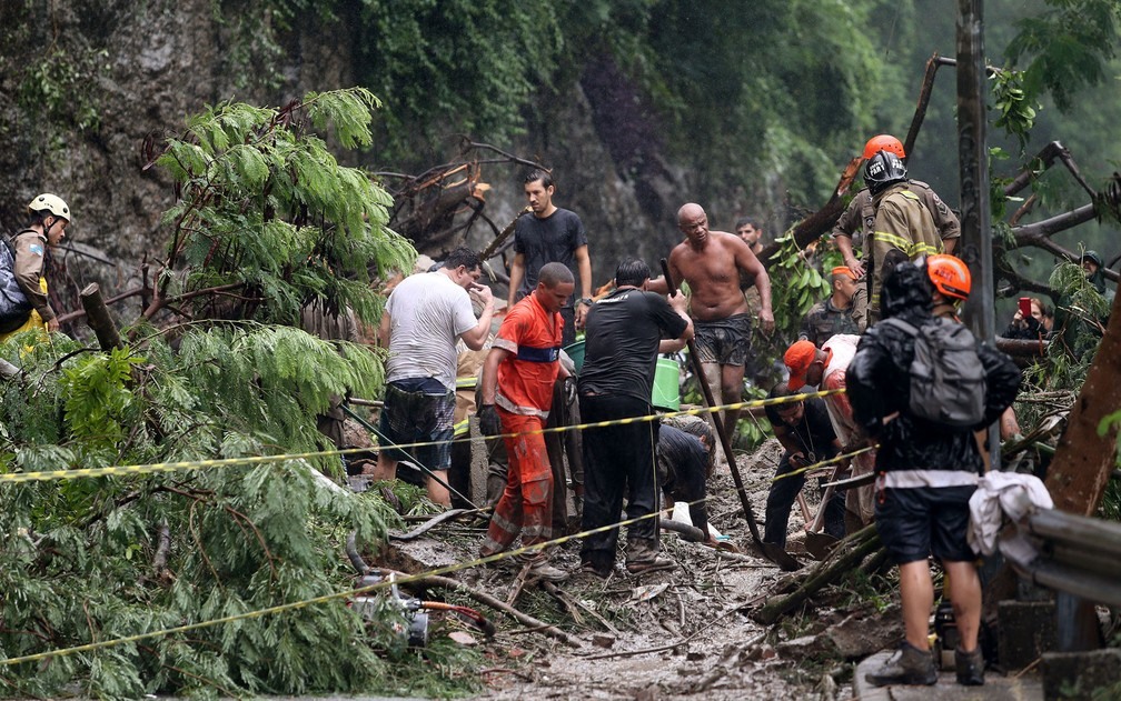 Bombeiros trabalham em local onde hÃ¡ um tÃ¡xi soterrado em Botafogo, na Zona Sul do Rio â?? Foto: Wilton Junior/EstadÃ£o ConteÃºdo