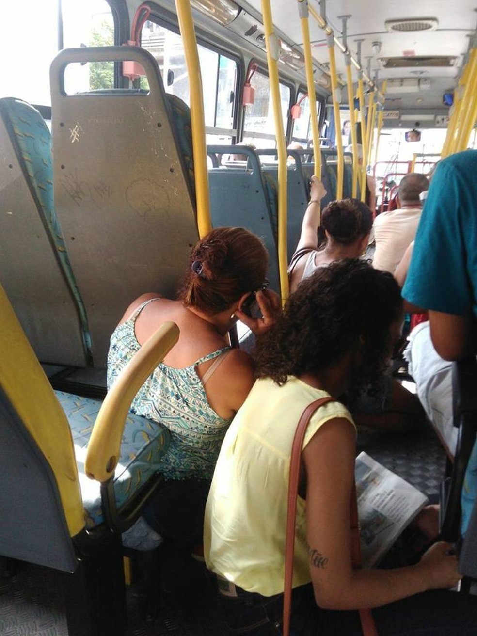 Passageiros de ônibus tiveram que abaixar por causa dos tiroteios na Cidade de Deus. (Foto: Reprodução/ Rio de Nojeira)