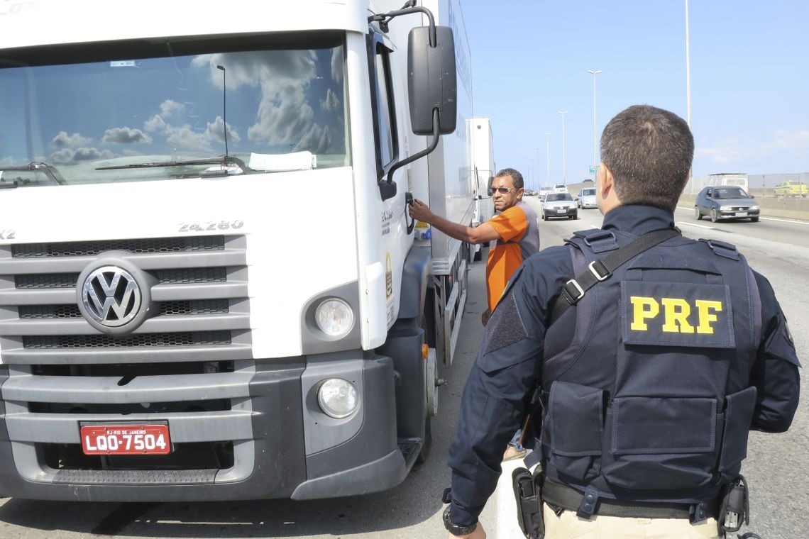 A PolÃ­cia RodoviÃ¡ria Federal  (PRF) determinou aos caminhoneiros que estÃ£o parados no acostamento da BR-040, em frente Ã  Refinaria Duque de Caxias (Reduc), que retirem os caminhÃµes. 